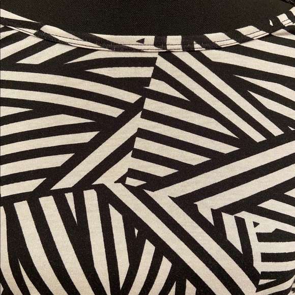 𝅺LULAROE Irma Short Sleeve Top - Picture 2 of 8